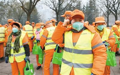 昨日雾霾笼罩古城 两万名保洁员获赠防霾口罩