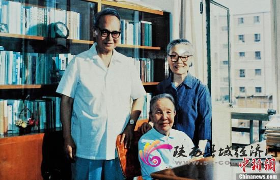 图为钱钟书(左)、杨绛(右)夫妇看望著名女作家冰心。(资料照片)
